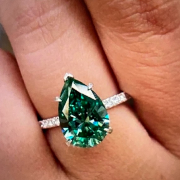 ⭐️NEW Elegant Green Teardrop Ring - Picture 1 of 5